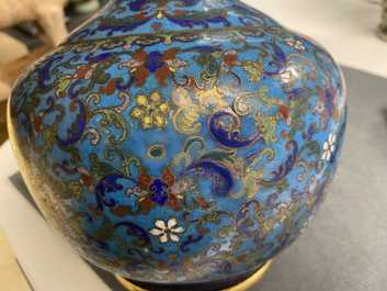 Een Chinese cloisonn&eacute; waterkan, 18/19e eeuw